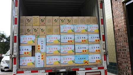 助銷黃桃社會(huì)扶貧，關(guān)愛(ài)員工送高溫福利